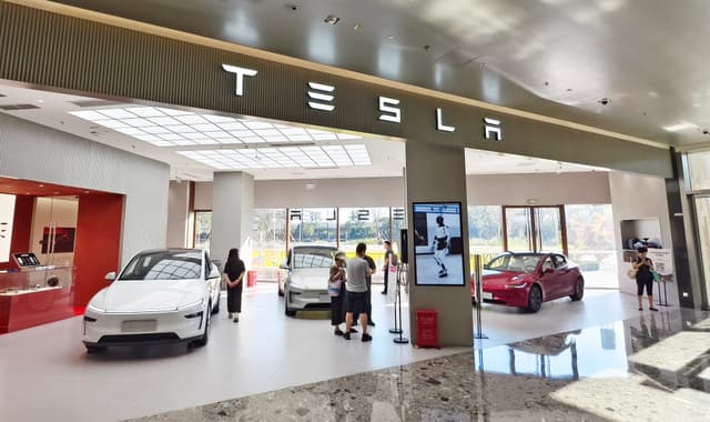 Loja de veículos elétricos da Tesla em Shanghai, acompanhando debate sobre modelos acessíveis na China. Legenda da imagem. Reprodução: Retorno do item 11