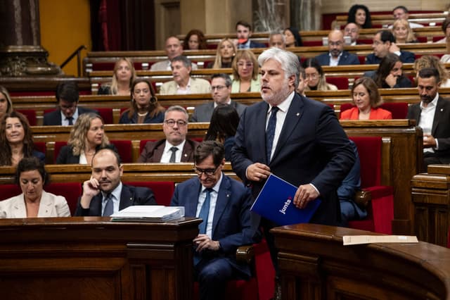 Batet atravessa o hemiciclo durante debate sobre a OPA do BBVA ao Sabadell. Legenda da imagem. Reprodução: El País