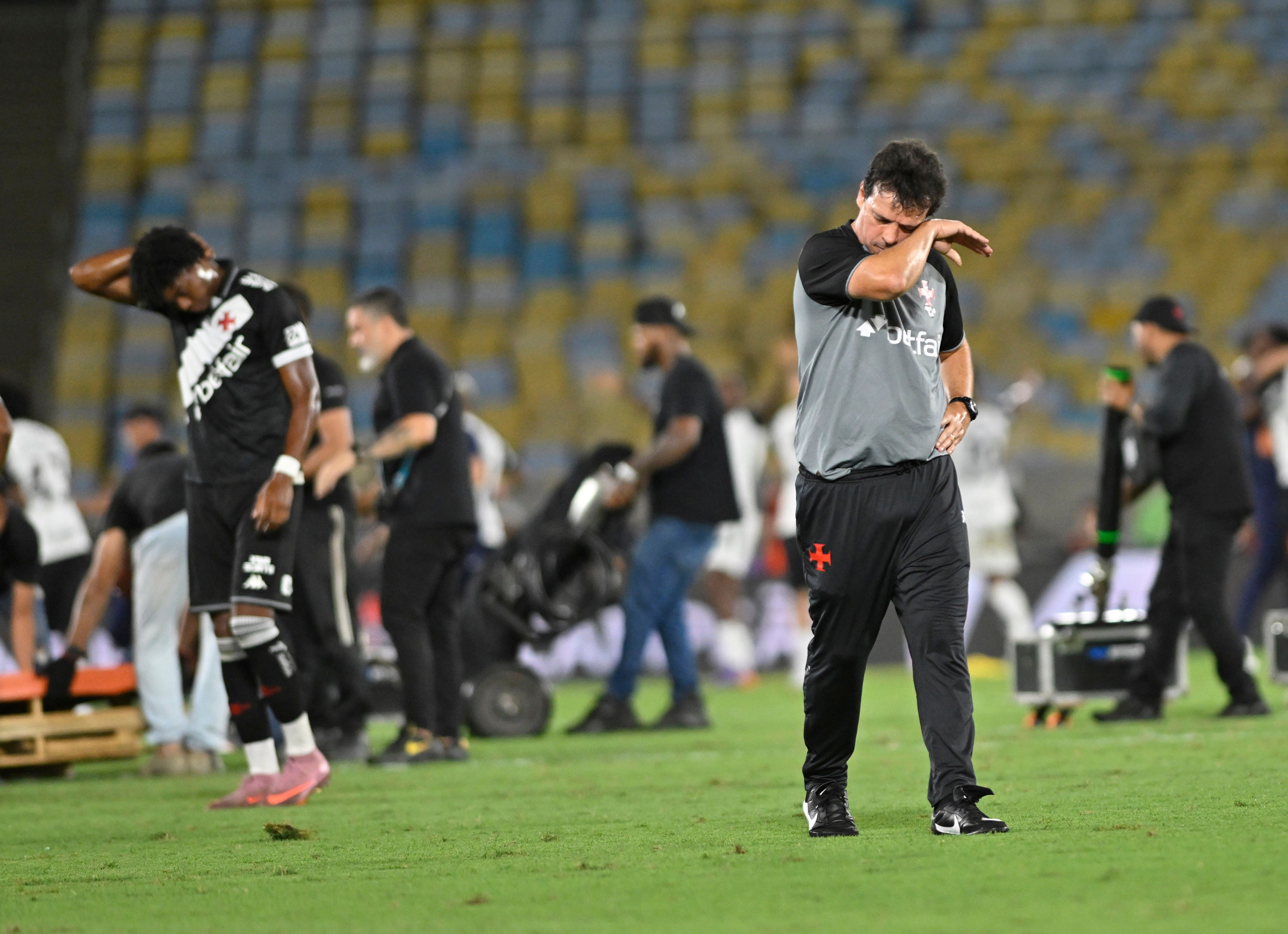 Fernando Diniz lamenta o vice do Vasco na Copa do Brasil após falha de marcação.. Reprodução: Ge