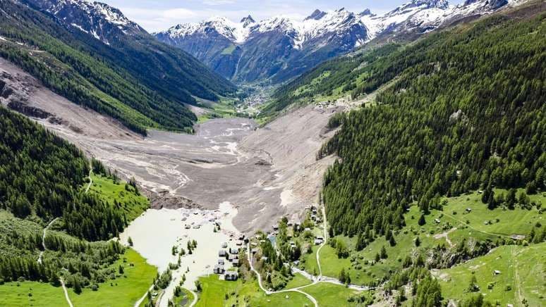 Estragos na vila suíça de Blatten após colapso de geleira e desaparecimento de um homem de 64 anos. Reprodução: BBC News Brasil