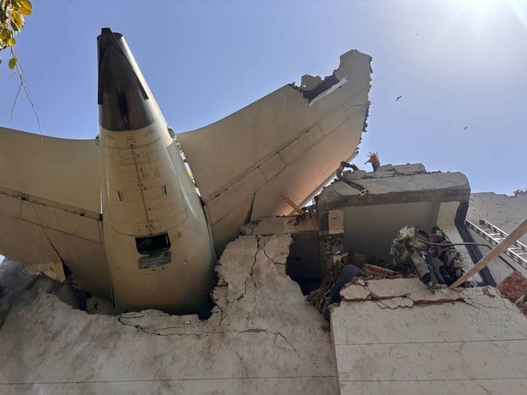 Bombeiros e equipes de resgate trabalham nos destroços do Boeing 787 da Air India que caiu em Ahmedabad. Reprodução: Globo