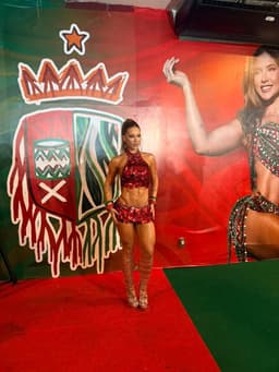 Virgínia, rainha de bateria da Grande Rio, celebra seu reinado à frente da escola. Reprodução: Retorno do item 11