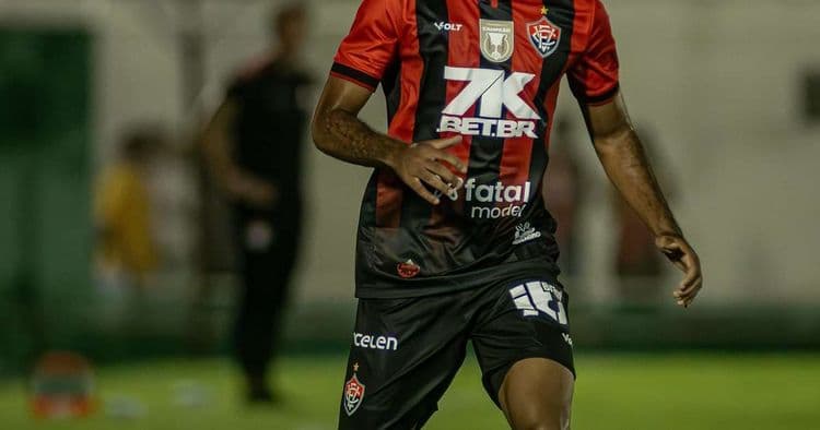 Vitória encerra contrato com Caio Vinícius
