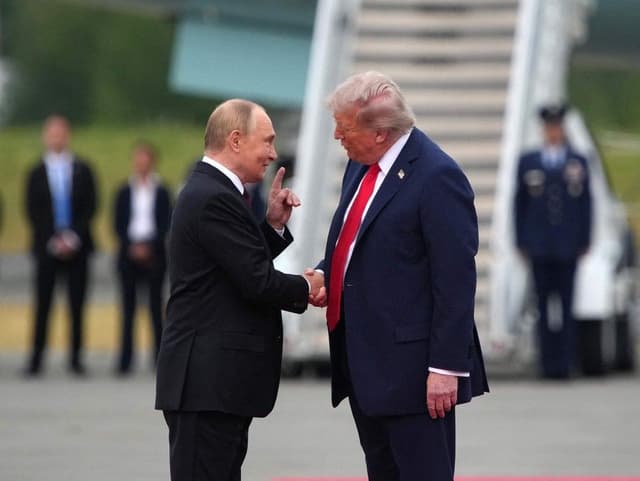 Trump cumprimenta Putin em evento em Anchorage, refletindo tensões geopolíticas atuais. Reprodução: Globo