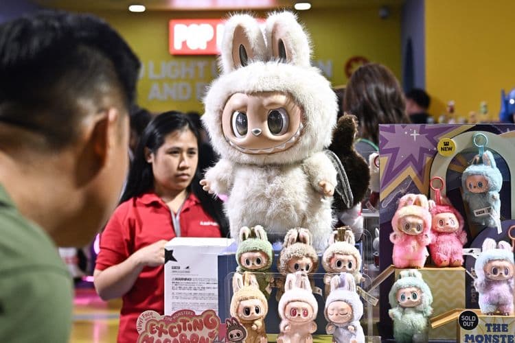 Fãs aguardam em fila para comprar Labubu em loja da Pop Mart. Legenda da imagem. Reprodução: Business Insider