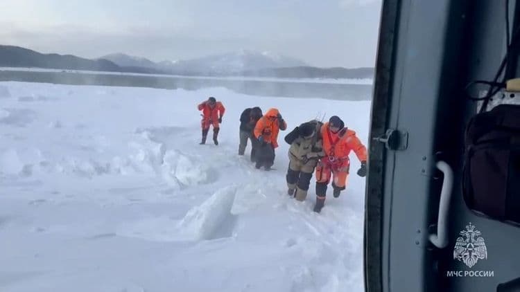 Rússia resgata 139 pescadores presos no Pacífico