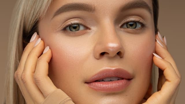 BB Cream da Erborian: produto multifuncional que corrige, unifica e protege, com acabamento aveludado. Legenda da imagem. Reprodução: El País — Escaparate