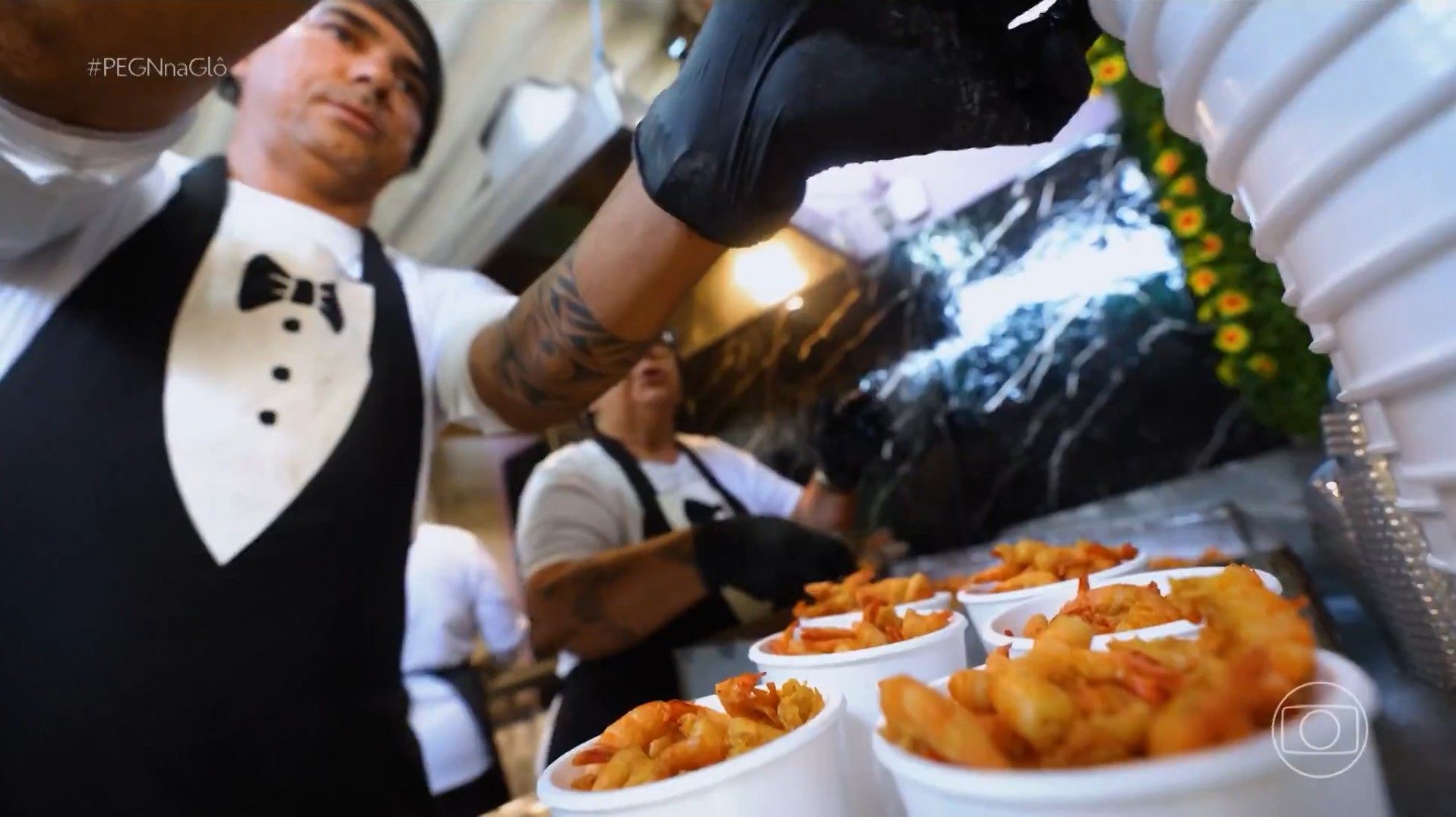 Vendedores na praia vendem camarão no copo e milho gourmet.. Reprodução: G1