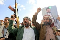 Iemenitas exibem armas e retratos de Abdul Malik al-Houthi durante tensões regionais. Reprodução: Globo