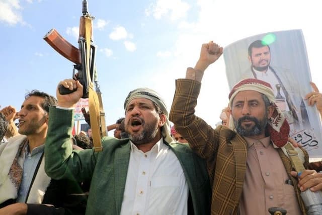 Iemenitas exibem armas e retratos de Abdul Malik al-Houthi durante tensões regionais. Reprodução: Globo