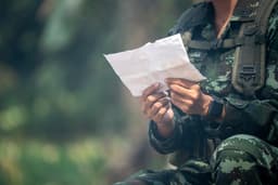 A autora e seu marido, que se conheceram por cartas enquanto ele estava em combate, celebram 29 anos de casamento. Reprodução: Business Insider