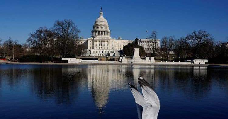Senado dos EUA aprova orçamento republicano que busca ampliar cortes de impostos de Trump. Legenda da imagem. Reprodução: Reuters