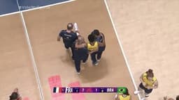 Ana Cristina é carregada após lesão durante a partida do Brasil na Liga das Nações. Reprodução: Globo