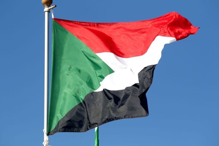 Avião do Exército Sudanês cai e mata 46 em Omdurman