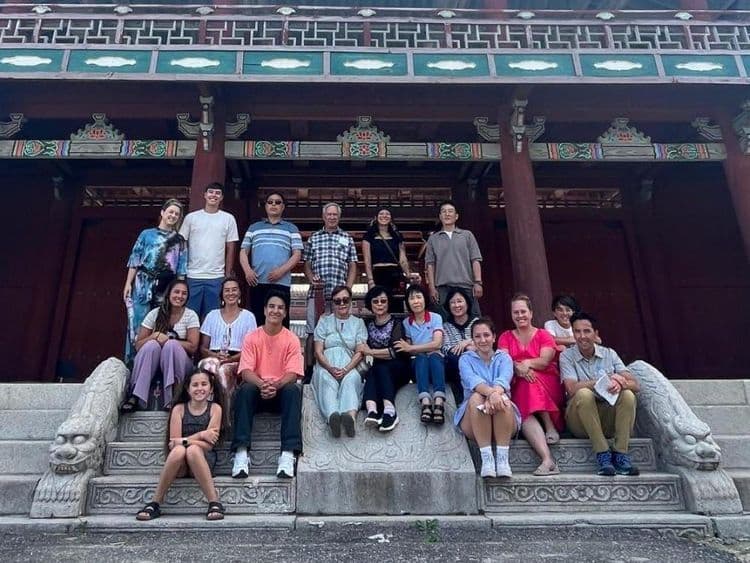 Reunião emocionante da avó Kim com seus long-lost siblings na Coreia do Sul. Reprodução: Alyssa Towns Swantkoski