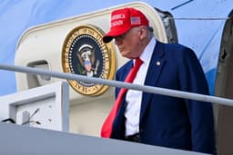 Trump desembarca do Air Force One, enquanto planeja usar um 747 do Catar como novo avião presidencial. Legenda da imagem. Reprodução: Business Insider