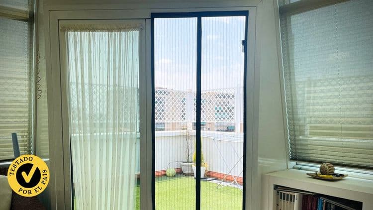 Mosquitera magnética MyCarbon é destaque por sua resistência e fácil instalação. Legenda da imagem. Reprodução: EL PAÍS