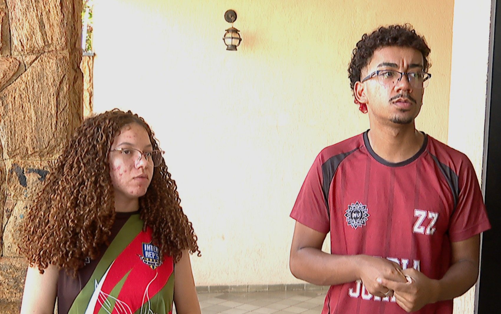 Caloura mantém a calma após desconfiar de trote.. Reprodução: G1