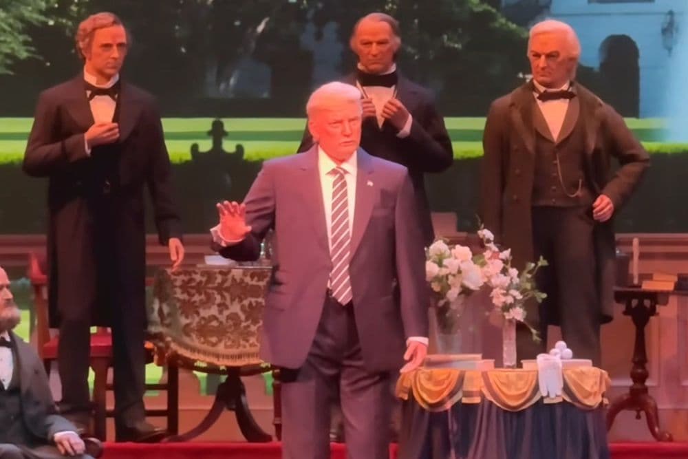 Robô do ex-presidente Trump toma posse no Disney Hall of Presidents em Orlando. Legenda da imagem. Reprodução: Gizmodo