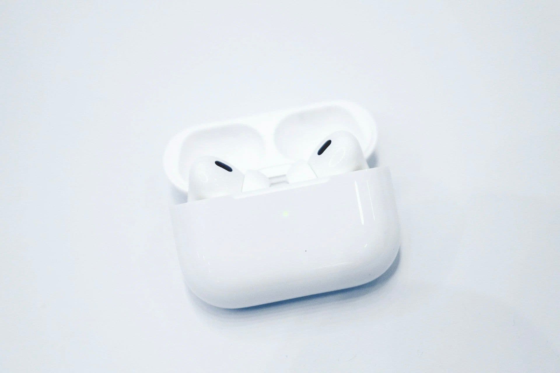Imagem de AirPods Pro, destacando uma possível questão com a assistente virtual Siri. Reprodução: Bloomberg