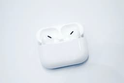 Imagem de AirPods Pro, destacando uma possível questão com a assistente virtual Siri. Reprodução: Bloomberg