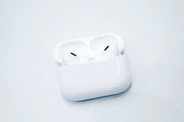 Imagem de AirPods Pro, destacando uma possível questão com a assistente virtual Siri. Reprodução: Bloomberg