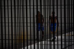 Legenda da imagem. Crise carcerária brasileira exposta: o Presídio Central de Porto Alegre como símbolo de degradação. Reprodução: Globo