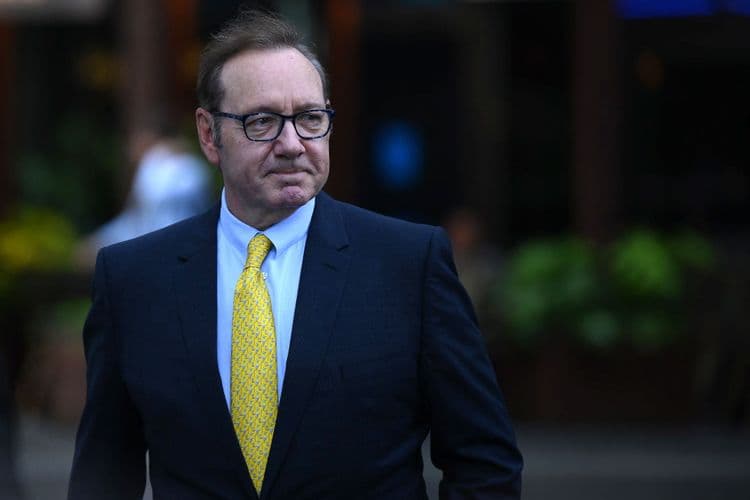 Kevin Spacey chega ao Festival de Cinema de Cannes para receber prêmio do Better World Fund. Reprodução: Globo