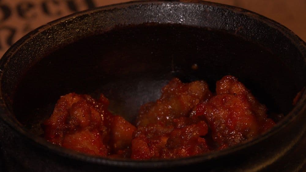Chef Camila ensina a preparar pipoca de frango crocante ao lado da repórter Ana Beatriz Rocha. Reprodução: Globo