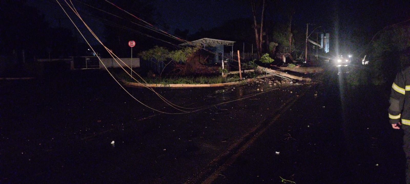 Bombeiros atuam para remover árvores derrubadas após tempestade em Montes Claros. Reprodução: G1