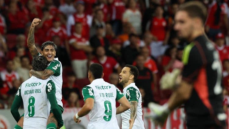 Jogadores do Verdão celebram após empate seguro no Beira-Rio. Reprodução: Globo