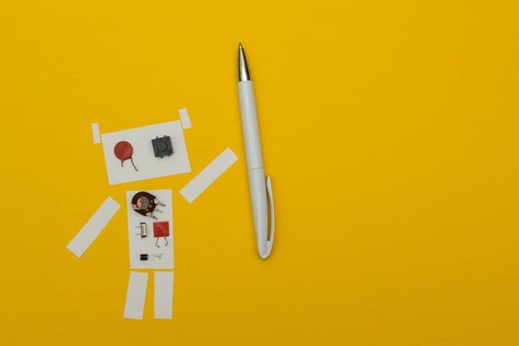 Startups de IA são acusadas de manipular revisão por pares