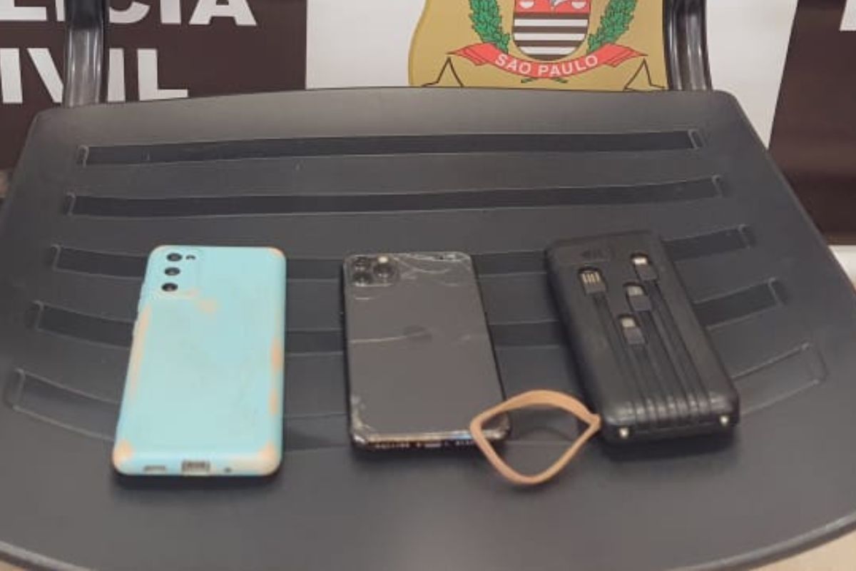 Jovem é levado pela polícia após prisão por aliciar menores pela internet em SP.. Reprodução: G1