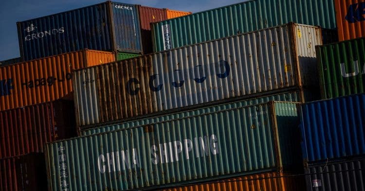 Exportações chinesas crescem 8,1% em abril, enquanto importações recuam 0,2%. Reprodução: Reuters