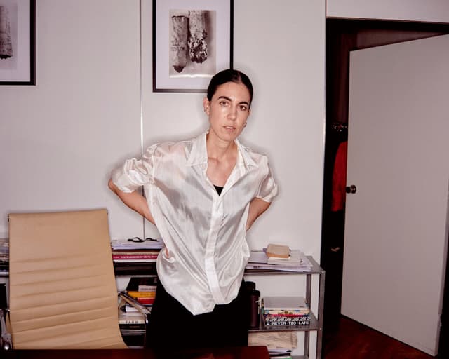 A designer Carlota Barrera reflects on her brand's path in her Madrid studio.; Legenda da imagem. Reprodução: CNN Brasil