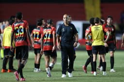 Torcida critica treinador após derrota do Leão para o Bragantino na partida. Reprodução: Globo