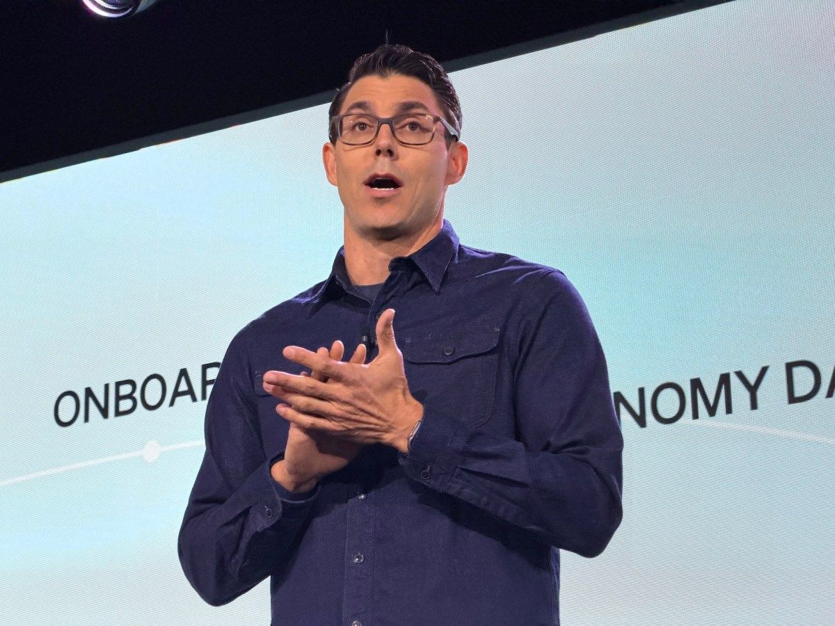 RJ Scaringe apresenta suas inovações em veículos elétricos, atraindo investidores com sua visão empreendedora - Foto: TechCrunch