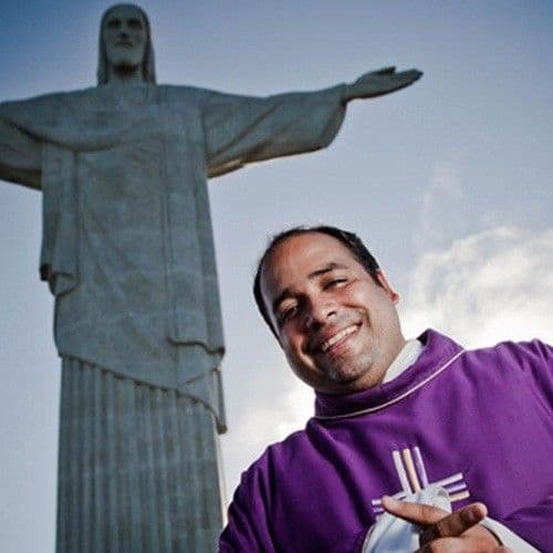 Padre Omar, reitor do Santuário Cristo Redentor, em visita ao monumento La Chapa antes do acidente. Reprodução: Globo