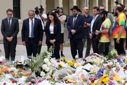 [Embaixador de Israel deposita flores em memorial de Bondi após ataque que deixou 15 mortos]. Reprodução: Oglobo