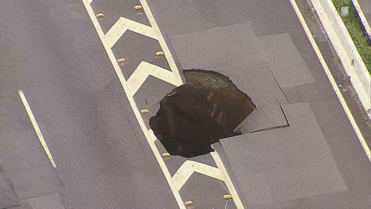 Buraco na pista antes da Ponte Atílio Fontana causa transtornos no trânsito. Reprodução: Globo