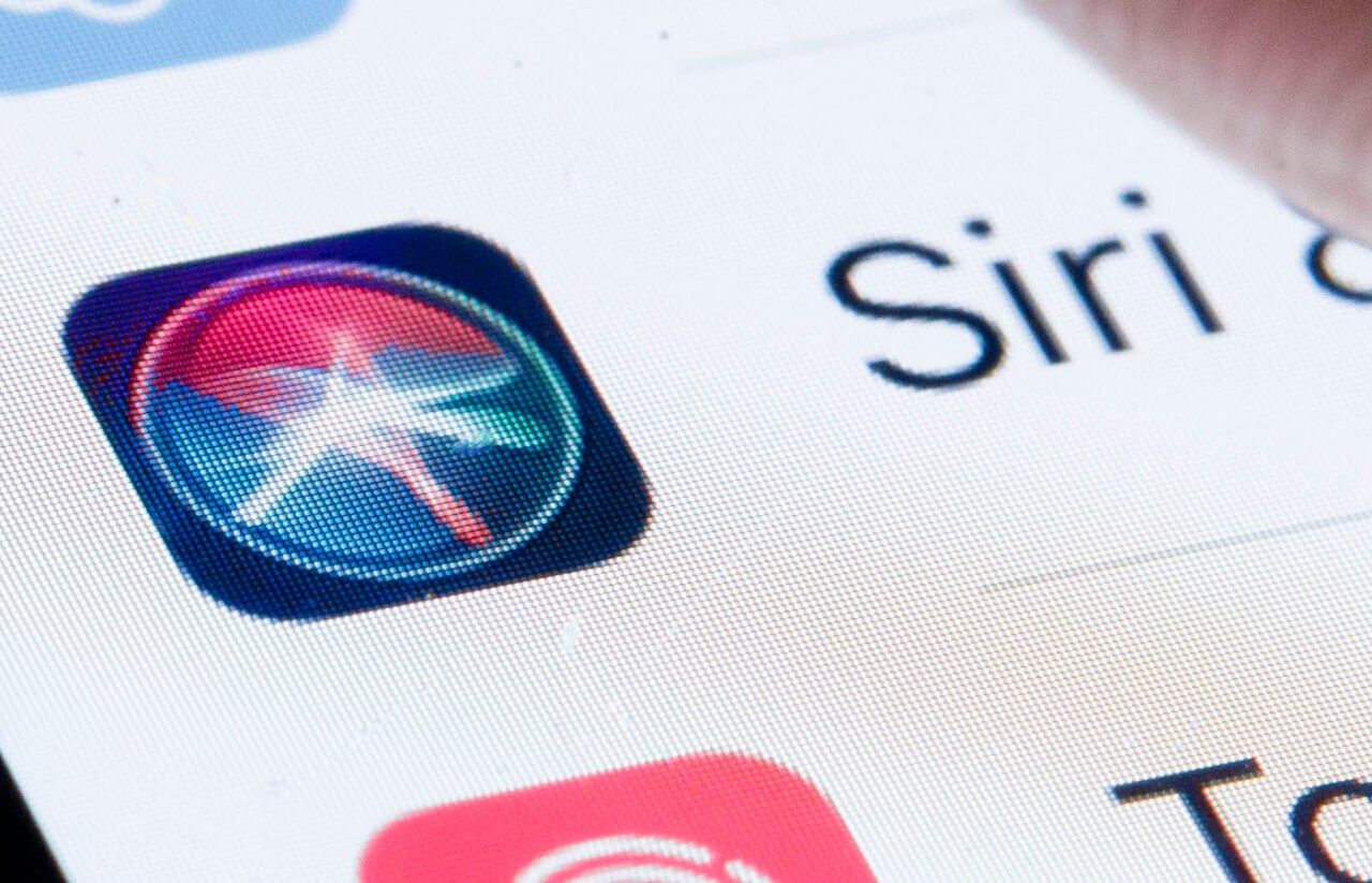 Siri volta a atrasar funções, com lentidão e respostas imprecisas.. Reprodução: Gizmodo