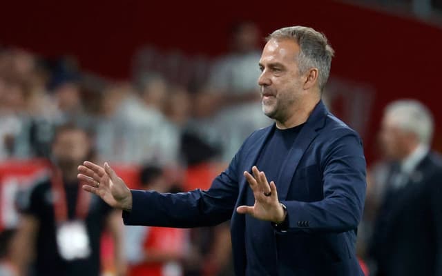 Hansi Flick celebra vitória do Barcelona na Copa do Rei, em busca da Tríplice Coroa. Reprodução: LANCE.