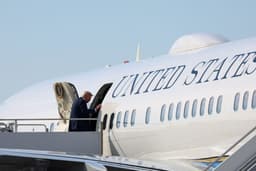 Presidente Donald Trump embarca no Air Force One em viagem da Flórida a Washington. Legenda da imagem. Reprodução: Globo