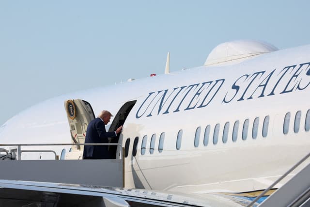 Presidente Donald Trump embarca no Air Force One em viagem da Flórida a Washington. Legenda da imagem. Reprodução: Globo