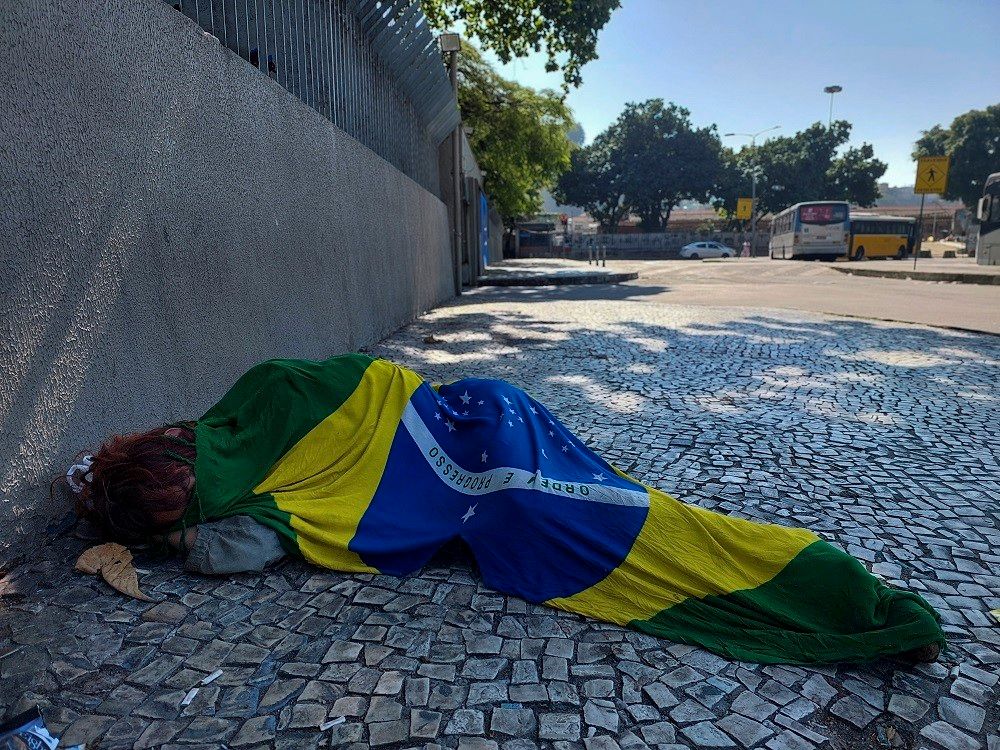 Morador de rua na Central do Brasil, RJ, ilustra aumento da população sem-teto nas capitais.. Reprodução: Oglobo