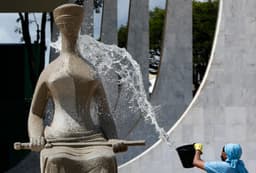 [Brasília: estátua da Justiça do STF é lavada, em meio ao debate sobre o PL da Dosimetria]. Reprodução: Oglobo