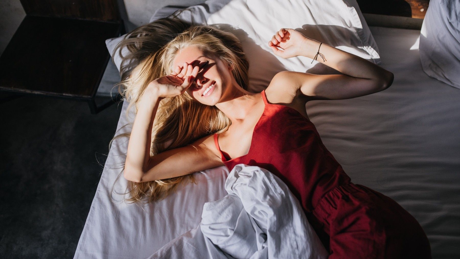 Mulher em iluminação suave, simbolizando bem-estar, autoestima e equilíbrio na rotina feminina.. Reprodução: Oglobo