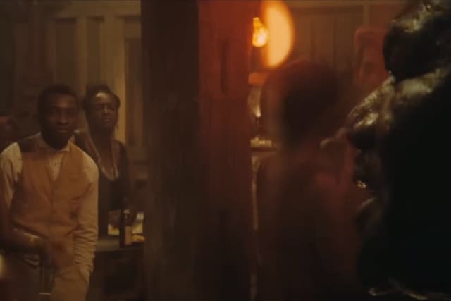 Delroy Lindo em destaque em cena de 'Sinners 4', enquanto Miles Caton observa. Reprodução: Gizmodo