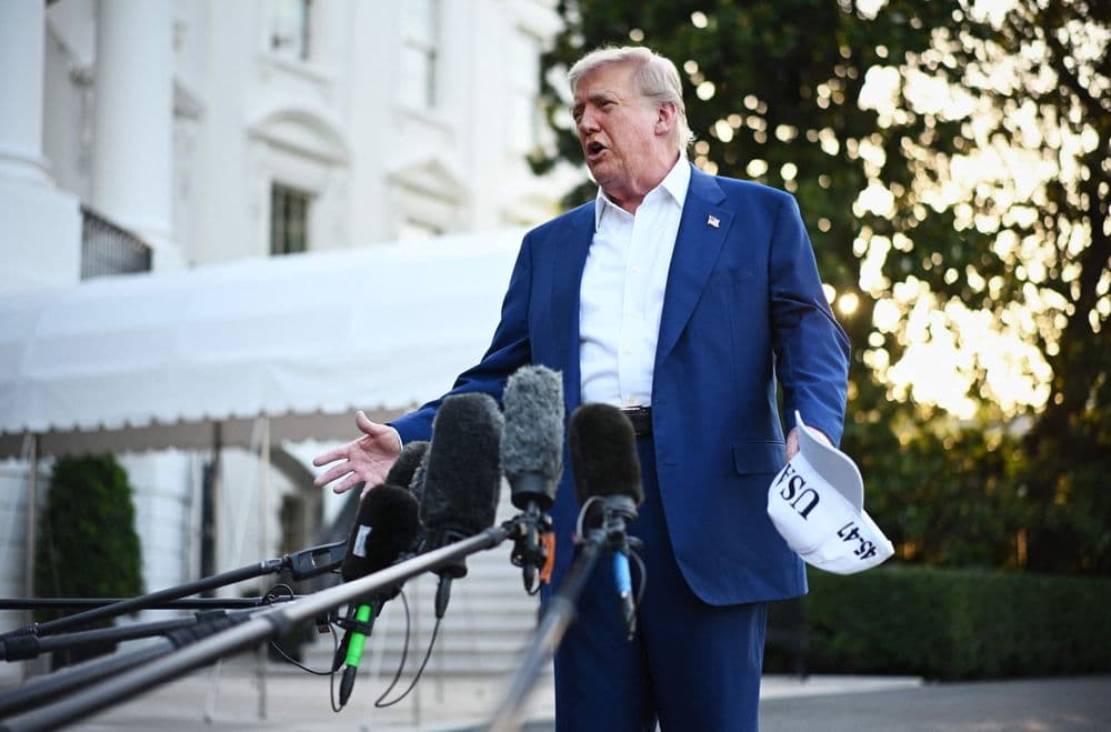Trump critica Israel e Irã em coletiva no gramado da Casa Branca. Reprodução: Globo