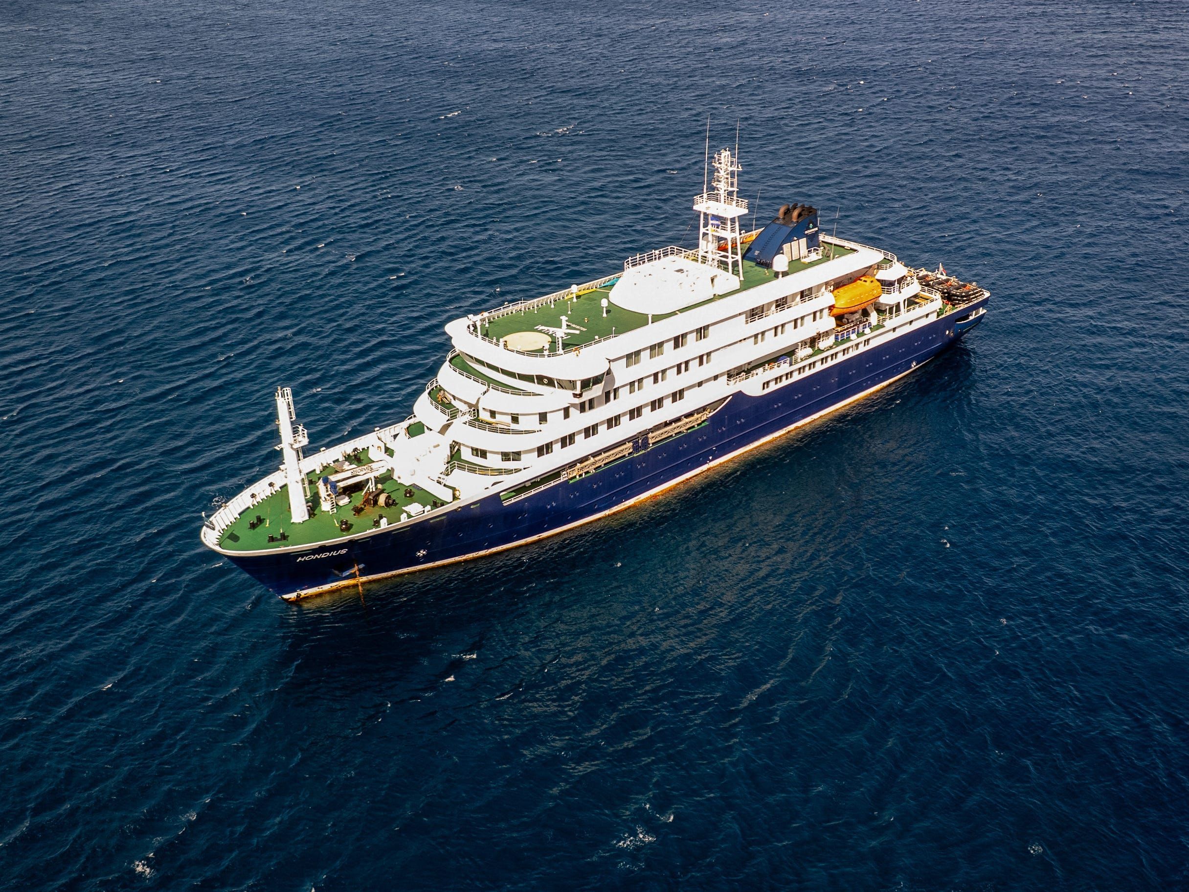 O navio MV Hondius navega no Atlântico, enquanto um surto viral preocupa passageiros e autoridades. Fonte: Business Insider